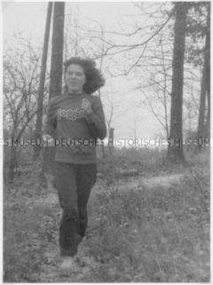 Mädchen joggt (Altersgruppe 14-17)