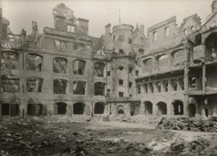 Dresden-Altstadt. Residenzschloß. Großer Schloßhof. Blick zum nordwestlichen Wendelstein