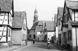 Leimersheim [?]: Straße mit Kirchturm