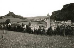 Kylltal. Auburg und Ortsteil Gerolstein mit Erlöserkirche : Wüstung Sarresdorf bei Gerolstein. Im Vordergrund Erlöserkirche (1907-1913; Franz Schwechten), rechts Felsmassiv Munterley, hinten links Ruine Auburg