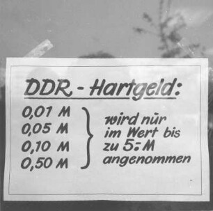 Dresden vor der Währungsumstellung im Juni 1990. Konsum-Obst und Gemüsegeschäft, Wallstraße 15. Schaufensteraushang zur Annahme von DDR-Umlaufmünzen, die nach dem 1. Juli befristet gültig bleiben