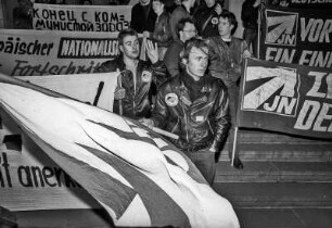 Montagsdemo in Leipzig, 05.03.1990. Neonazis der rechtsextremen NPD und JN demonstrieren für die Wiedervereinigung von 'ganz' Deutschland
