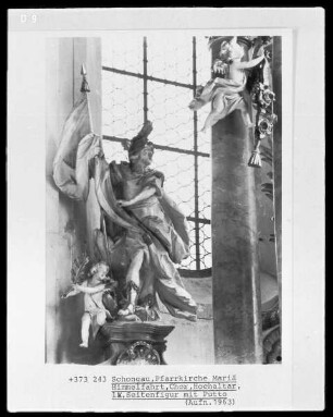 Maria-Himmelfahrt-Hochaltar: linke Seitenfigur mit Putto