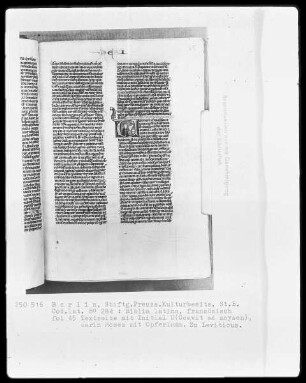 Biblia latina — Initiale V (ovavit ad moysen), darin Moses mit Opferlamm, Folio 45recto
