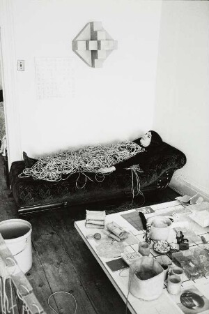 Die Künstlerin Eva Hesse in ihrem Atelier in der Bowery