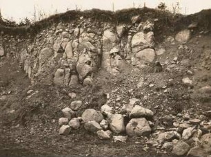 Oberlausitz. Rotstein. Kugelförmige Verwitterung des Feldspat-Nephelinbasaltes in einem Steinbruch an der Westseite