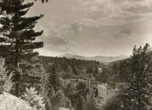 Bad Landeck, Blick über den Kurpark mit Blick zum Glatzer Schneeberg