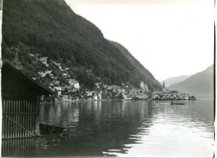 Hallstatt. Ortsansicht über den Hallstätter See
