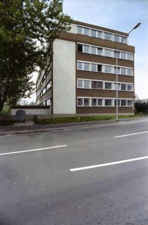 Freiburg: Brauner Bau, Straßenseite