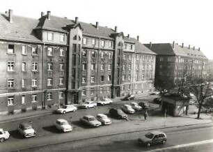 Dresden-Mickten, Rietzstraße 58/56 und Bunsenstraße 17/Rietzstraße 54/52. Wohnanlage (Wohnungsbaugenossenschaft "Vorwärts" der Konsumgenossenschaft Dresden; um 1928/1930). Straßenansicht von Südwesten
