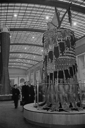 Messebesucher in der Ausstellungshalle der Sowjetunion, Präsentation von Pelzen
