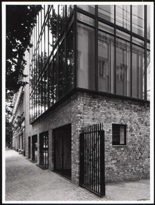 Engelhardt Hof, Berlin: Eckansicht Bauteil G (Kopfbau mit Läden und Büros) Danckelmannstraße