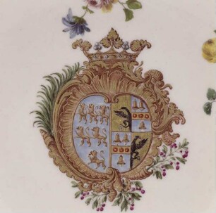 Henkeltasse und Unterschale mit Wappen Lognay und Blumendekor — Unterschale