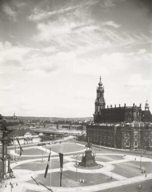 Dresden-Altstadt. Theaterplatz mit Reiterdenkmal König Johanns und nationalsozialistischem Fahnenschmuck. Blick von der Gemäldegalerie gegen Augustusbrücke, Hofkirche und Residenzschloss