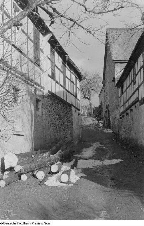 Wohnhäuser an einer Dorfstraße