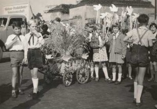 Dresden. Erntefest 1959. Stellplatz für den Umzug auf dem Rathenauplatz. Stellen einer Kindergruppe