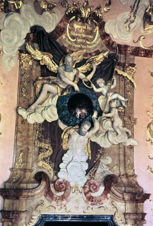 Chronos zeigt auf die von Herkules getragene Weltkugel, flankiert von Putti mit Sense und einem Gerippe (Allegorie der Vergänglichkeit)