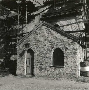 Bernsdorf (Chemnitz-Bernsdorf). Pfarrkirche (1857, Umbau 1907, Restaurierung 1953). Anbau (Südseite, während der Restaurierung)