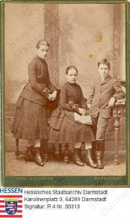 Wernher, Familie / Porträt der Geschwister Elisabeth, Alice und Wilhelm / Gruppenaufnahme, v.l.n.r.: Elisabeth, spätere Freifrau Röder v. Diersberg (* 1873); Alice, spätere Jung (* 1874); Wilhelm (* 1876)