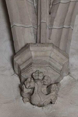 Konsole mit Laubwerk