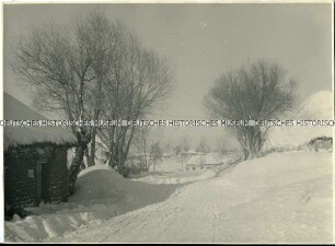 Verschneite Ortschaft an der Ostfront
