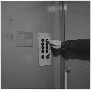 Personenaufzug neues Sozialgebäude Film 1; aufgeschweißte Walze Film 1