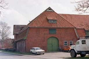 Hauptstraße 37: traufständiges Bauernhaus aus Backstein: Straßenfront mit Risalit: Giebelseite Wirtschaftstrakt mit Scheunentor, darüber Luke: rechts rückwärtiger Querbau [angeschnitten]