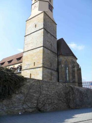 Ansicht von Südosten mit Kirchturm (gotisch) und Chor über fester Kirchhofmauer (Wehrgang mit Steinbrüstung und Schießscharten abgetragen)