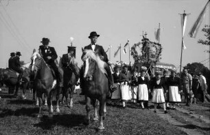 St. Märgen: Tag des Schwarzwälder Pferdes. Festzug, Pferde und Trachten und Wagen des Südwestfunks