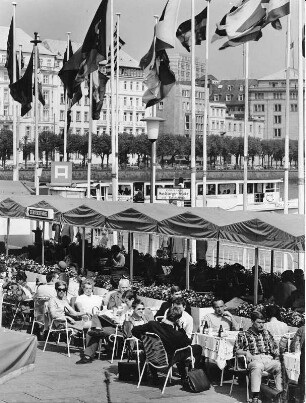 Hamburg-Neustadt. Am Alsterpavillon, der sich am Jungfernstieg befindet, sitzen Gäste.