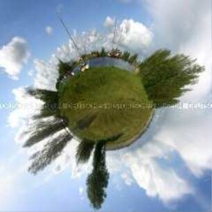 Fotomontage mit einer Uferlandschaft und Schiffen, verzerrt zu einer Kugel (Sonderthema: Fußball-Fieber)