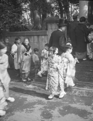 Kashima-Schrein, wahrscheinlich in Shinagawa, während des Shichi-go-san-Festes im November : Kashima-Schrein, wahrscheinlich in Shinagawa, während des Shichi-go-san-Festes im November. Ansicht mit Besuchern und kleinen Mädchen in festlichem Kimono