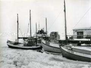 Eingefrorene Boote im Fischerhafen Vitte Hiddensee