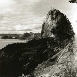 Serra do Mar, Brasilien. Zuckerhut (Pão de Açúcar "Zuckerbrot") über der Bucht von Rio de Janeiro (Baia de Guanabara). Ansicht vom Morro da Urca von Westen