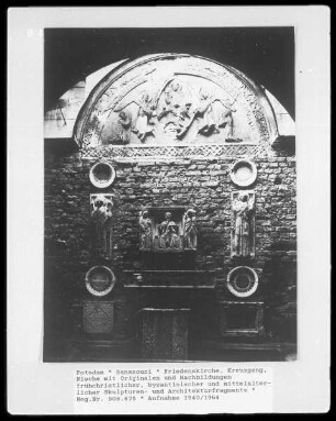 Nische mit Originalen und Nachbildungen frühchristlicher, byzantinischer und mittelalterlicher Skulpturen- und Architekturfragmenten