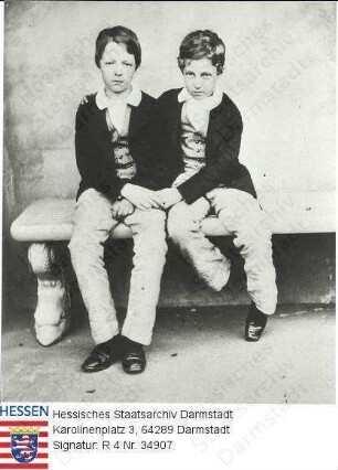 Gaston Prinz v. Orléans, Graf v. Eu (1842-1922) / Porträt mit Bruder Ferdinand Prinz v. Orléans, Herzog v. Alencon (1844-1910), auf Steinbank sitzend, Ganzfiguren