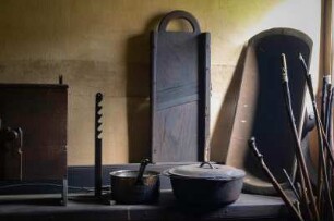 Deutschland. Niedersachsen. Cloppenburg. Museumsdorf. Freilichtmuseum. Hof Haake. Haupthaus. Stillleben mit alten Haushaltsgegenständen