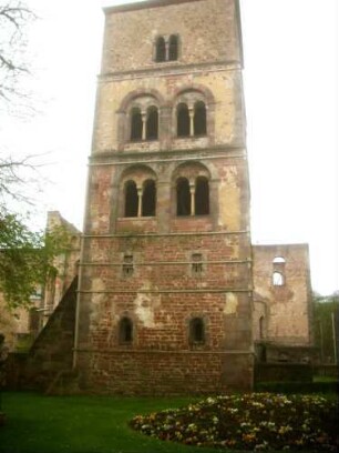 Glockenturm von Osten - mit Biforien (eingestellte Rundsäulen-Würfelkapitell) in Übersicht