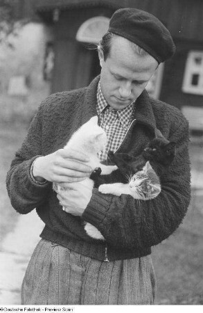 Roger Rössing mit Katzen