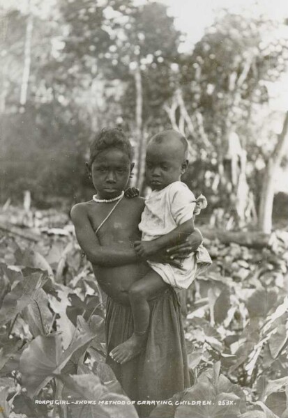 "Une fille Ruapu montre la méthode de portage des enfants".