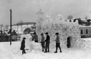 Schneeburg auf der Ziermann-Wiese beim Bahnhof