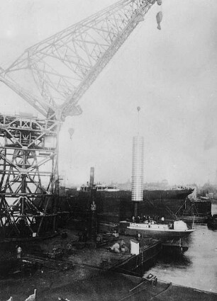 Montage des hinteren Rotors der "Buckau" : Technikgeschichte | Maschinenbau | Verkehrswesen | Schiffbau