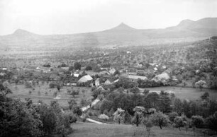 Berglandschaft : Eine Berglandschaft mit einer Ortschaft, die im Fuße des Hanges liegt.