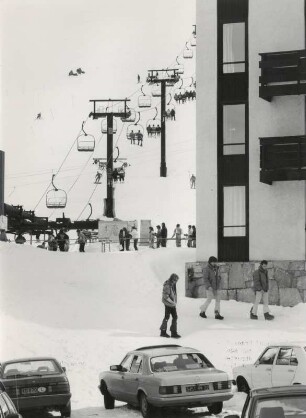 Aus den Appartments der Hochhäuser direkt zum Skilift