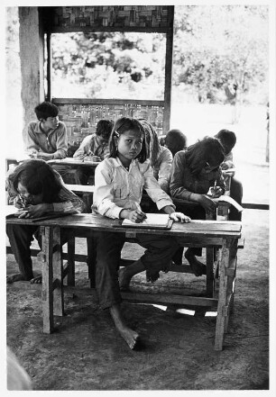 Kinder im Unterricht, vermutlich in Kambodscha oder Vietnam