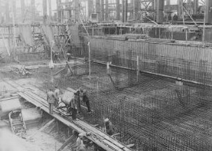 Einschütten des Betons in die Eisenstabkonstruktion : Technikgeschichte | Technik und Wirtschaft | Betonbau