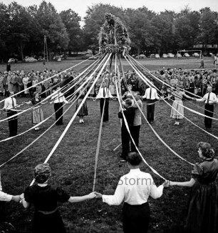 Landjugend Bad Oldesloe: Erntedankfest: Exer: Mitglieder bei Bändertanz unter Erntekrone: Zuschauer: hinten parkende Autos, 6. Oktober 1957