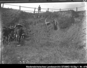 Manöver des 10. Armee-Korps Enthält: Platte 28, rastende Soldaten und zwei Pferde vor einer Anhöhe