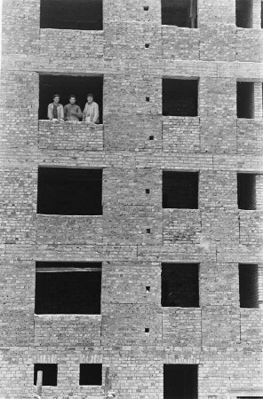 Gera? Baustelle des VEB Montagebau Berlin, der erstmals in der DDR Ziegel-Großblocks produziert und eingesetzt hat