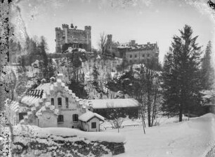 Am Schloss Hohenschwangau bei Füssen im Allgäu : Schwangau. Schloss Hohenschwangau (Umbau 1833–1837). Teilansicht von Süden über das Gasthaus "Schlossbräustüberl"